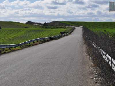 Il miglior modo per raggiungere il lago di Serra del Corvo � partire dalla piccola Poggiorsini percorrendo prima la provinciale 9 e poi la via denominata Contrada Basentello, una lingua d�asfalto circondata da un paesaggio solitario e bucolico. Dopo 12 chilometri si arriva a destinazione
